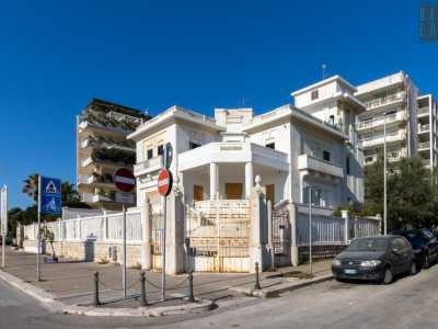 Voltando lo sguardo ci appare una delle ville simbolo di tutto il rione: Villa Rosa